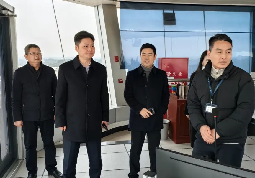 市国资委党委书记、主任杨林彬率队赴岳阳三荷机场公司调研
