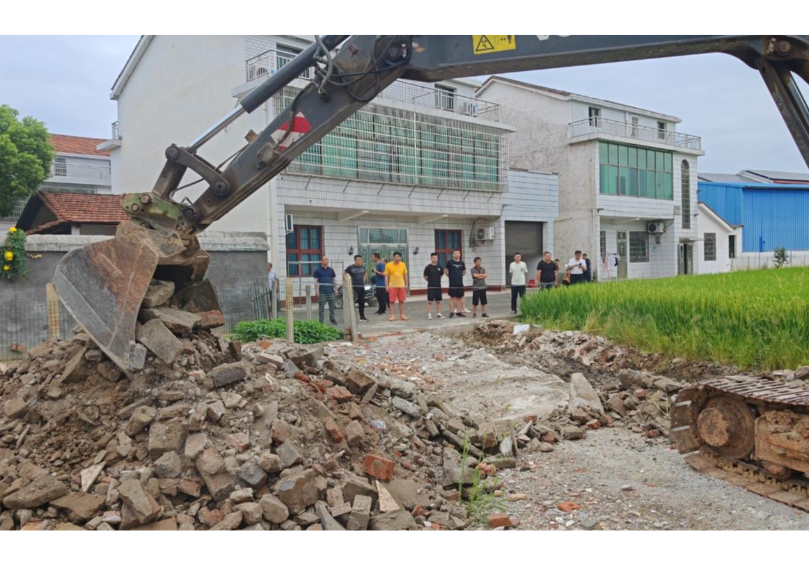 汨罗市一农户擅自占用基本农田修路，屡劝不改，强拆！