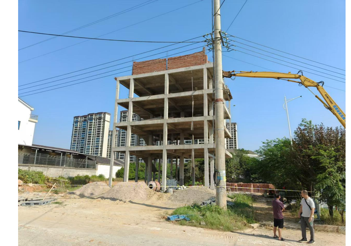 遏制新增违建 汨罗市依法拆除两层违法加建房屋